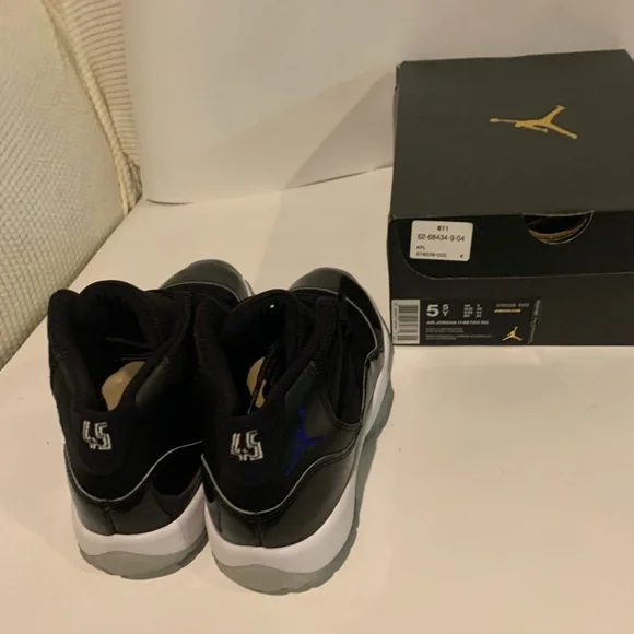 Air Jordan 11 retro “space jam”
